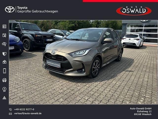 Manganbronze metallic Gebraucht 2022 Toyota Yaris Team Kleinwagen | 20.450 € (Etwas zu teuer) - Bild 1/4