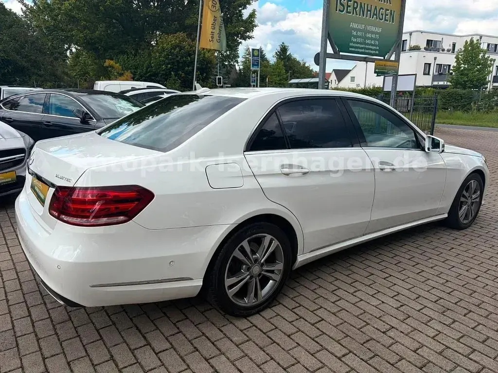 Gebraucht Mercedes E220 Avantgarde 170 PS (125 kW) 2016 Weiß Limousine