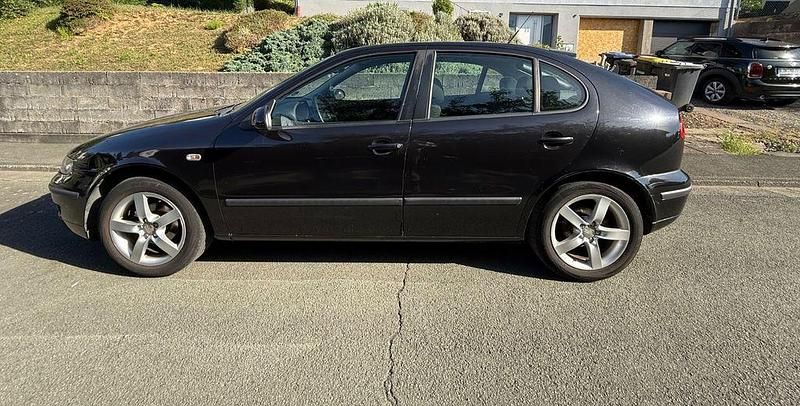 Schwarz Gebraucht 2005 Seat Leon Limousine | 1.800 € (Etwas zu teuer) - Bild 1/4
