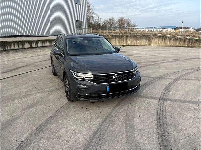 Gebraucht VW Tiguan 150 PS (110 kW) 2024 Grau SUV