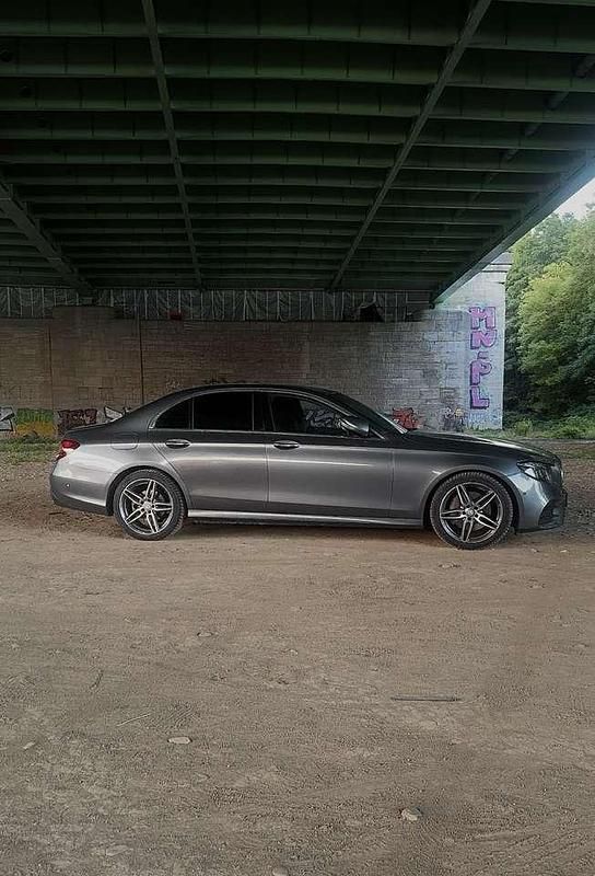 Grau Gebraucht 2016 Mercedes E220 Limousine | 24.999 € (Teuer) - Bild 1/4