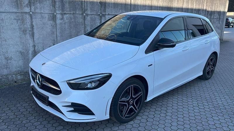 Weiß Gebraucht 2020 Mercedes B250e AMG line Van / Kleinbus | 21.990 € (Fairer Preis) - Bild 1/4