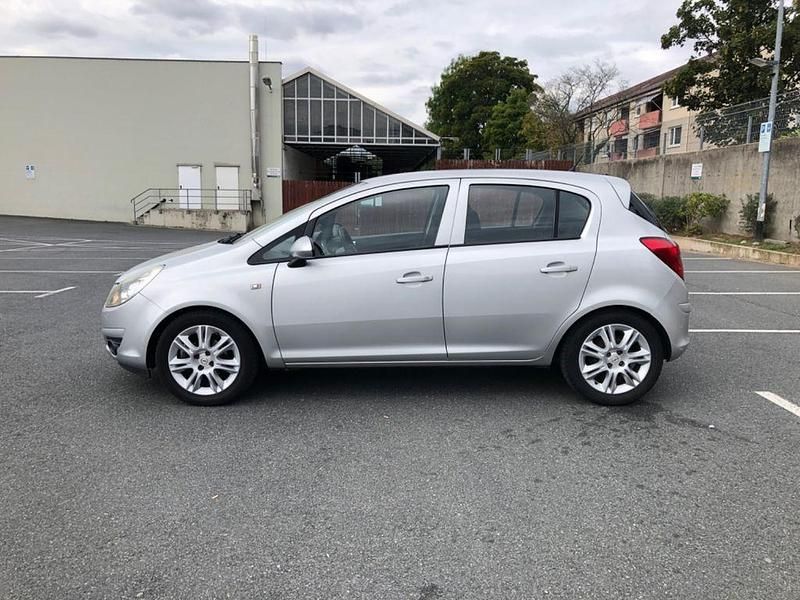 Używany Opel Corsa 80 KM (58 kW) 2008 Srebrny Sedan/Limuzyna