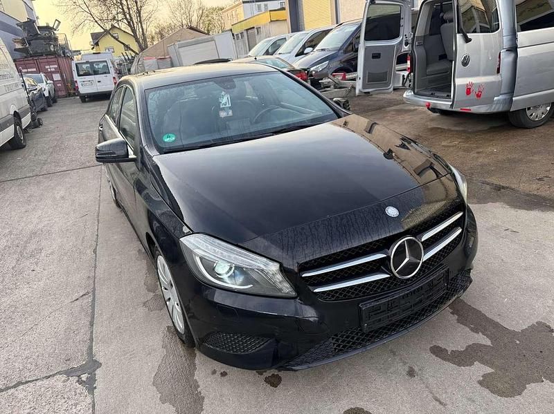Gebraucht Mercedes A180 122 PS (89 kW) 2012 Kosmosschwarz  metalliclack Limousine