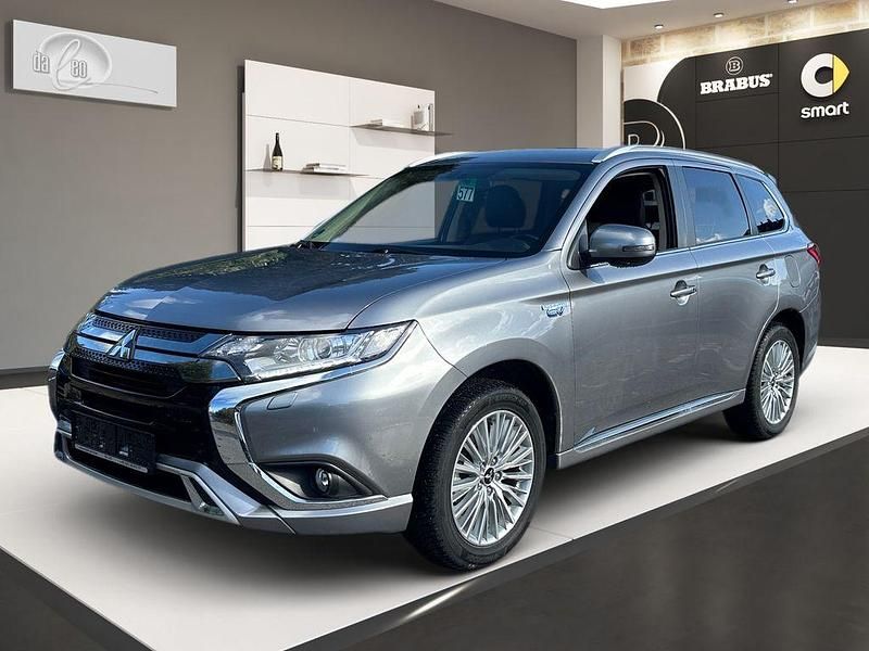 Grau Gebraucht 2020 Mitsubishi Outlander P-HEV Basis SUV | 21.988 € (Guter Preis) - Bild 1/4
