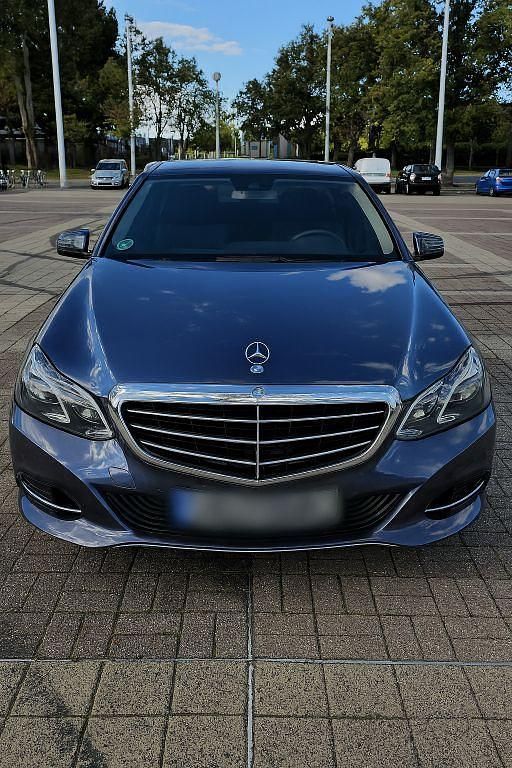 Blau Gebraucht 2013 Mercedes E400 Elegance Limousine | 21.999 € (Guter Preis) - Bild 1/4