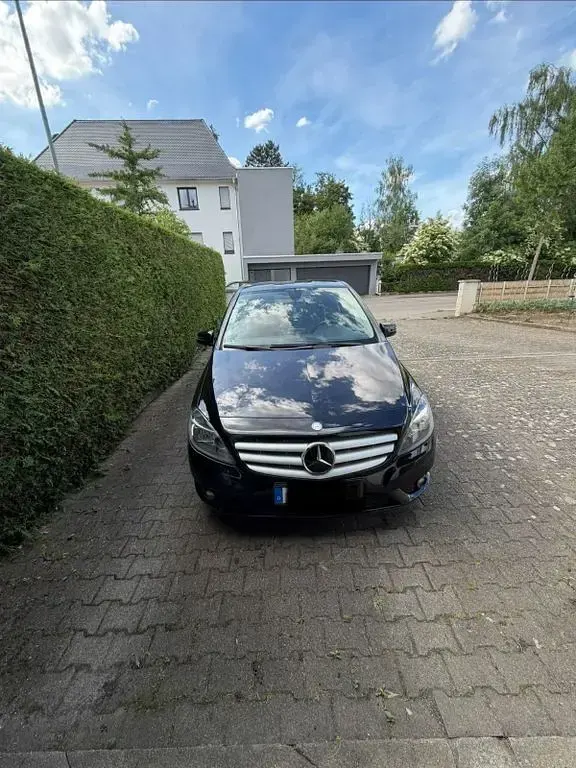 Gebraucht Mercedes B180 122 PS (89 kW) 2012 Schwarz Kleinwagen