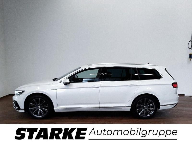 Aquamarinblau metallic (metallic) Gebraucht 2020 VW Passat GTE Kombi | 24.930 € (Teuer) - Bild 1/4