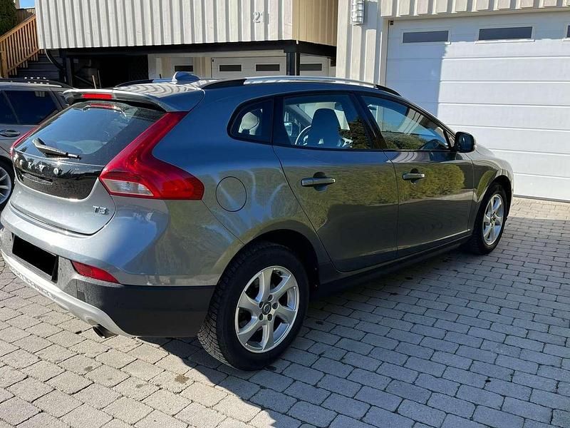 Gebraucht Volvo V40 CC Momentum 152 PS (111 kW) 2016 Grau Kombi