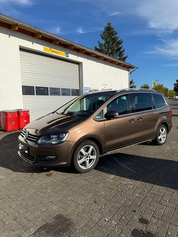 Braun Gebraucht 2012 VW Sharan Trendline Van / Kleinbus | 9.499 € (Fairer Preis) - Bild 1/4