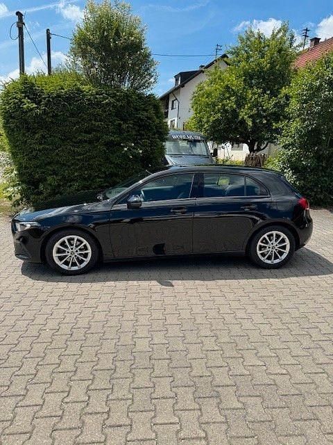Gebraucht Mercedes A160 109 PS (80 kW) 2020 Nachtschwarz  unilack Limousine