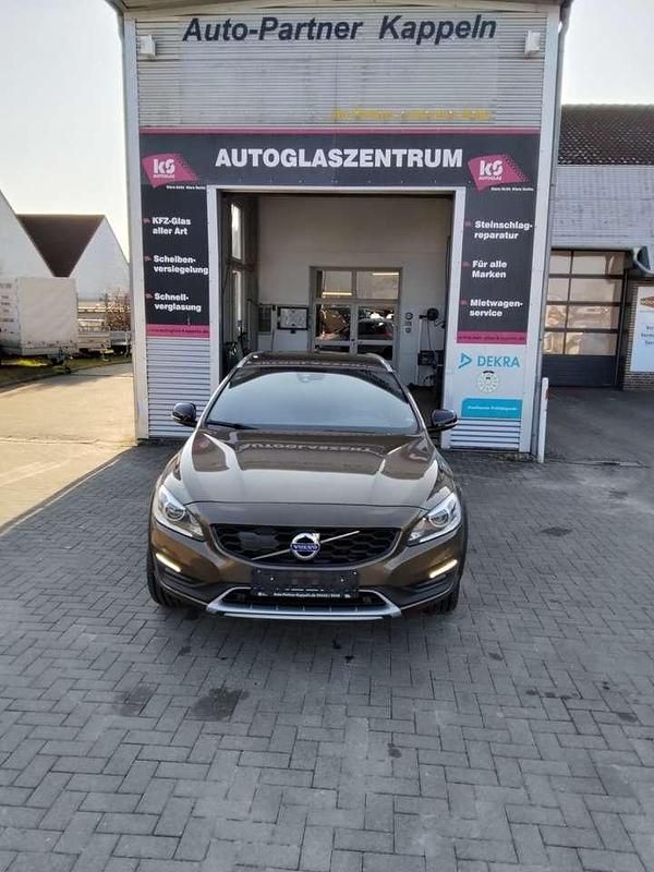 Gebraucht Volvo V60 CC Plus 150 PS (110 kW) 2018 700 twilight bronze metallic Kombi