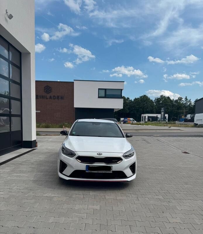 Weiß Gebraucht 2019 Kia ProCeed GT Kleinwagen | 20.999 € (Fairer Preis) - Bild 1/4