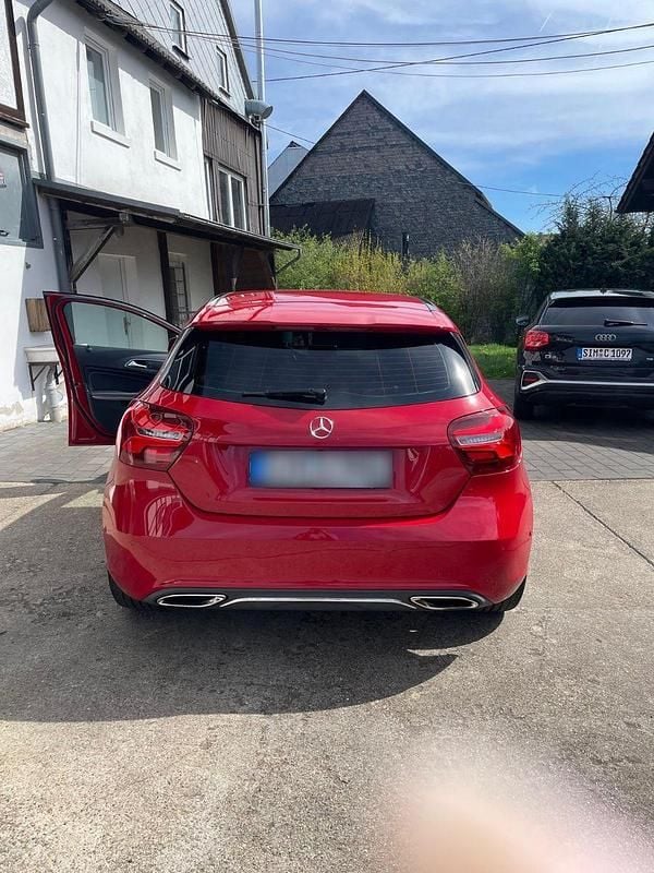 Gebraucht Mercedes A160 102 PS (75 kW) 2016 Rot Limousine