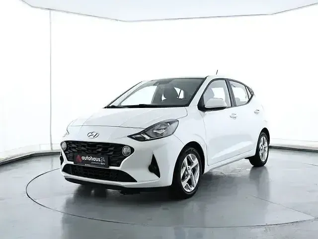 Gebraucht Hyundai i10 Trend 84 PS (61 kW) 2023 Weiß Kleinwagen