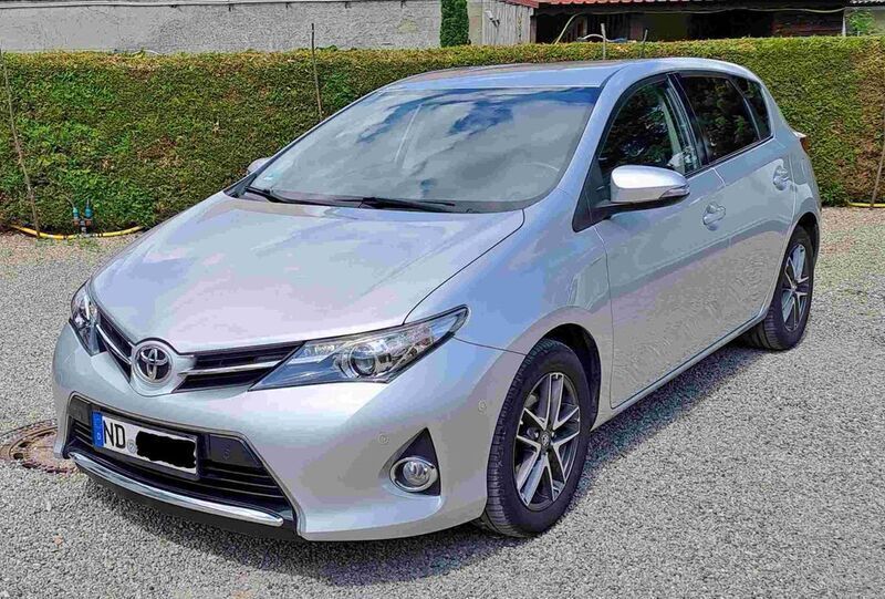 Silber Gebraucht 2015 Toyota Auris Limousine | 12.800 € (Fairer Preis) - Bild 1/4