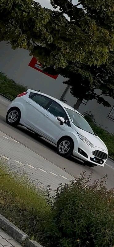 Weiß Gebraucht 2015 Ford Fiesta Kleinwagen | 6.800 € - Bild 1/4