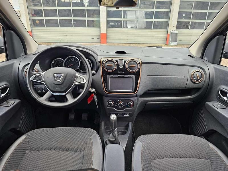 Gebraucht Dacia Lodgy Celebration 116 PS (85 kW) 2016 Schwarz Van / Kleinbus