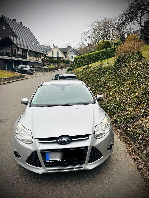 Grau Gebraucht 2011 Ford Focus Titanium Kombi | 5.200 € (Fairer Preis) - Bild 1/4