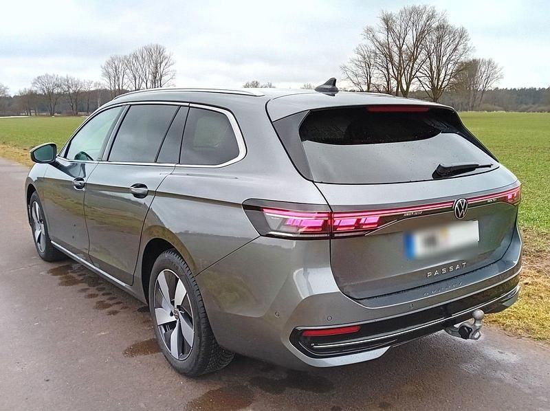 Gebraucht VW Passat Elegance 150 PS (110 kW) 2024 Grau Kombi