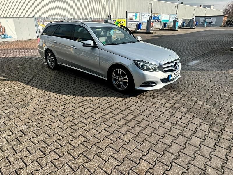 Silber Gebraucht 2016 Mercedes E200 Kombi | 11.499 € (Superpreis) - Bild 1/4