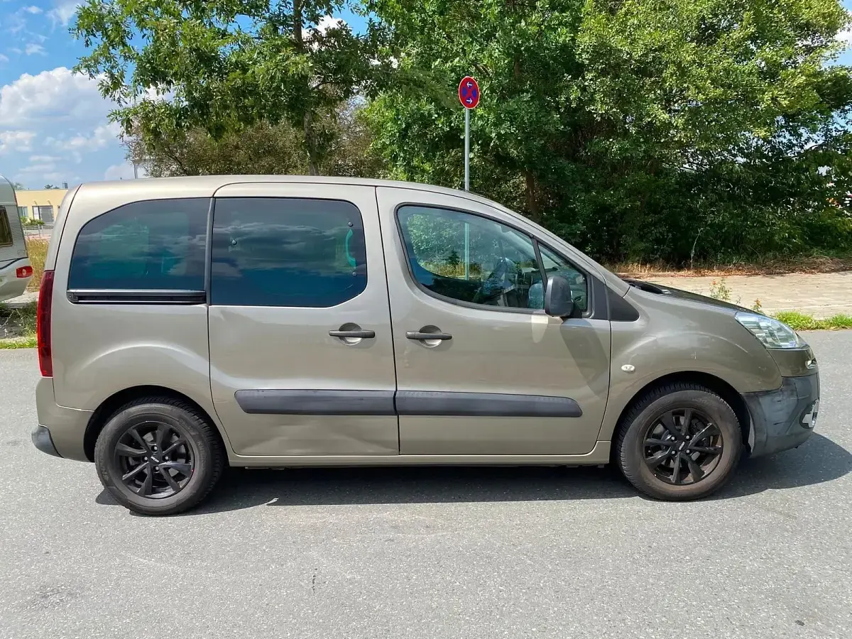 Gebraucht Peugeot TePee 92 PS (67 kW) 2012 Braun Van / Kleinbus