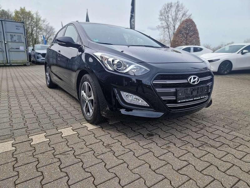 Gebraucht Hyundai i30 Passion 110 PS (80 kW) 2016 Phantom black / mic Kleinwagen
