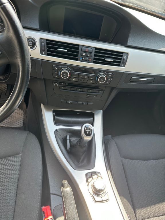 Gebraucht BMW 318 143 PS (105 kW) 2011 Grau Limousine