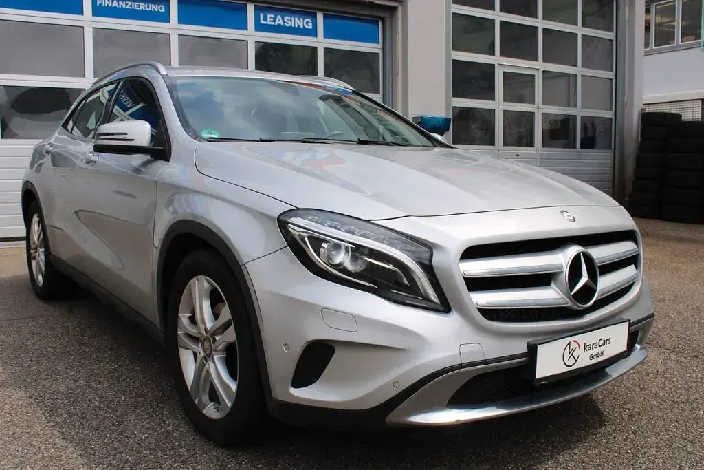 Gebraucht Mercedes GLA180 122 PS (89 kW) 2015 Silber SUV