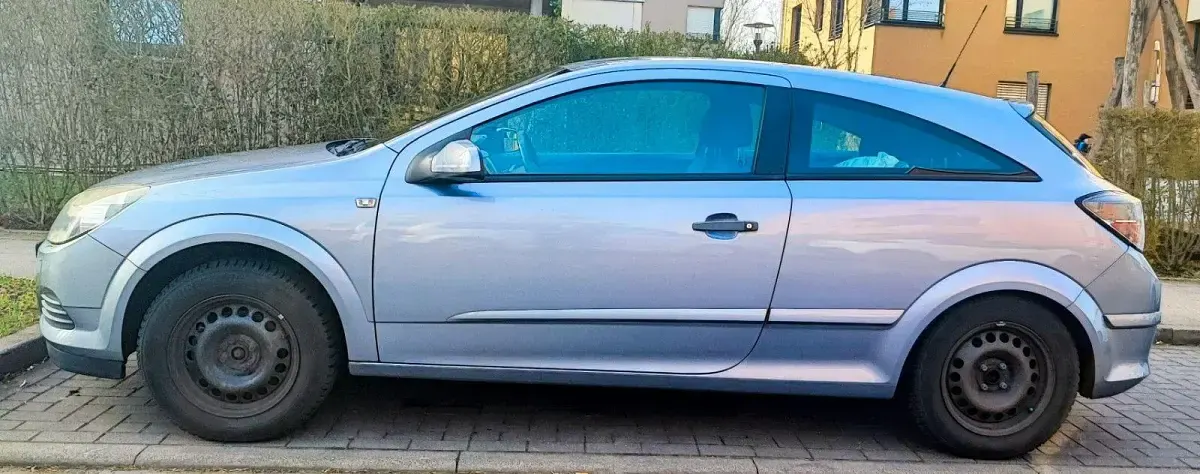 Używany Opel Astra GTC 90 KM (66 kW) 2009 Szary Sedan/Limuzyna