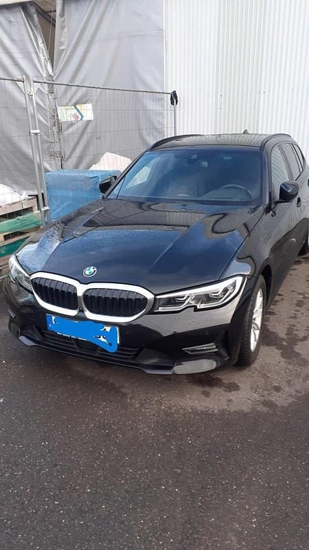 Schwarz Gebraucht 2021 BMW 318 Kombi | 21.500 € (Superpreis) - Bild 1/4