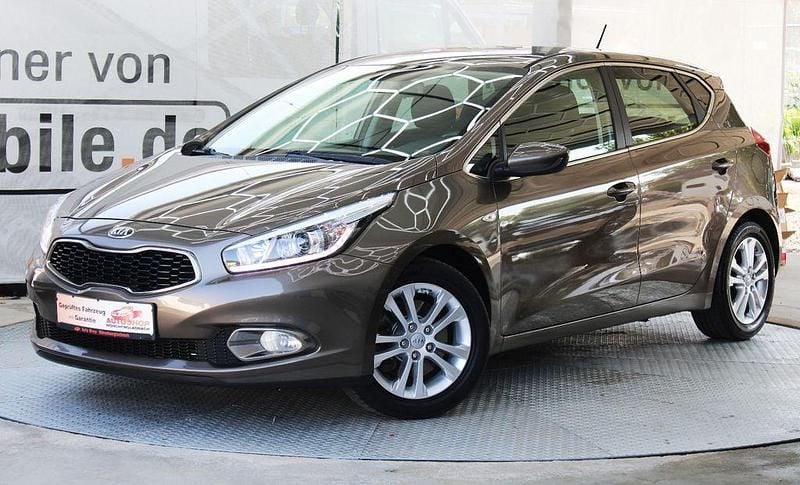Braun Gebraucht 2014 Kia Ceed GT Limousine | 7.550 € (Fairer Preis) - Bild 1/3