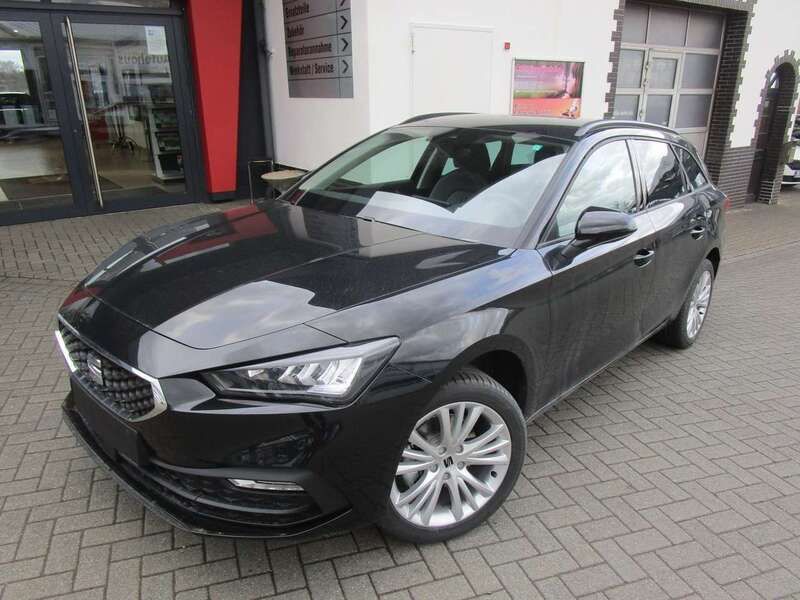 Mitternachtsschwarz Gebraucht 2024 Seat Leon Style Kombi | 24.900 € (Etwas zu teuer) - Bild 1/4
