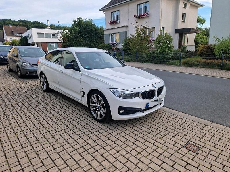 Weiß Gebraucht 2016 BMW 318 Gran Turismo Sport Line Kombi | 11.000 € - Bild 1/4