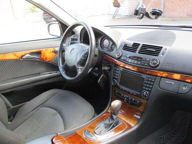 Usata Mercedes E320 204 CV (150 kW) 2005 Argento Berlina