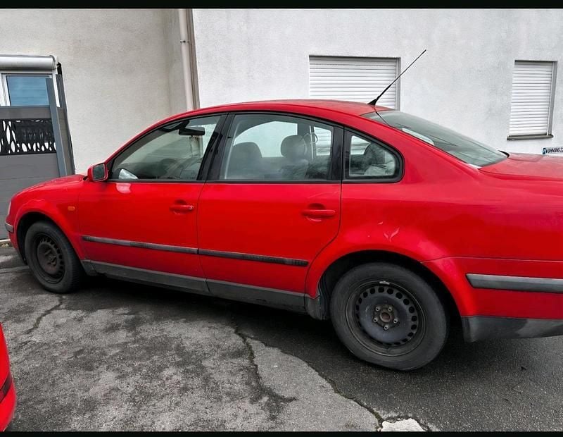 Gebraucht VW Passat 100 PS (73 kW) 1998 Rot Limousine