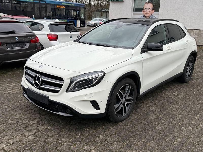 Weiß Gebraucht 2014 Mercedes GLA220 SUV | 17.500 € (Fairer Preis) - Bild 1/4