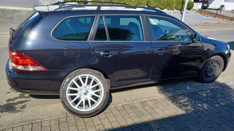 Schwarz Gebraucht 2012 VW Golf VI Match Kombi | 8.250 € (Etwas zu teuer) - Bild 1/4