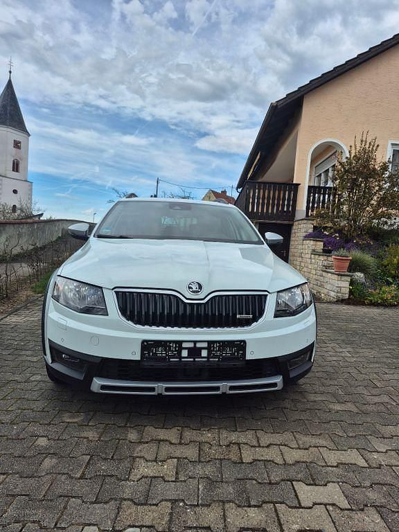 Gebraucht Skoda Octavia 184 PS (135 kW) 2014 Weiß Kleinwagen