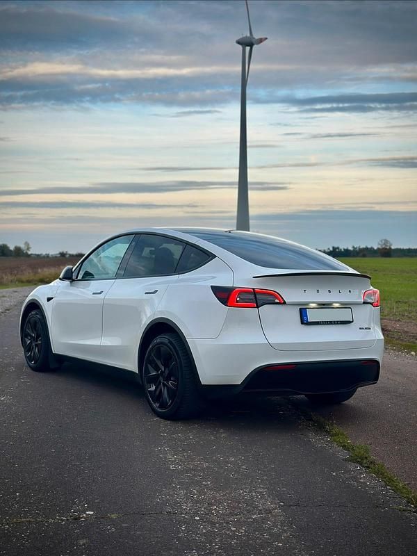 Weiß Gebraucht 2022 Tesla Model Y Long Range AWD SUV | 29.490 € (Superpreis) - Bild 1/4
