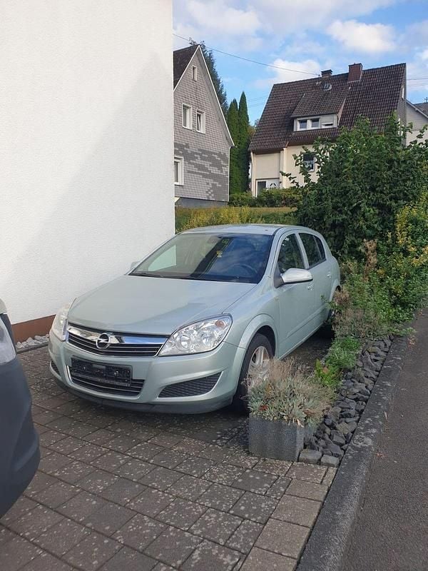 Gebraucht Opel Astra Edition 116 PS (85 kW) 2008 Silber Limousine