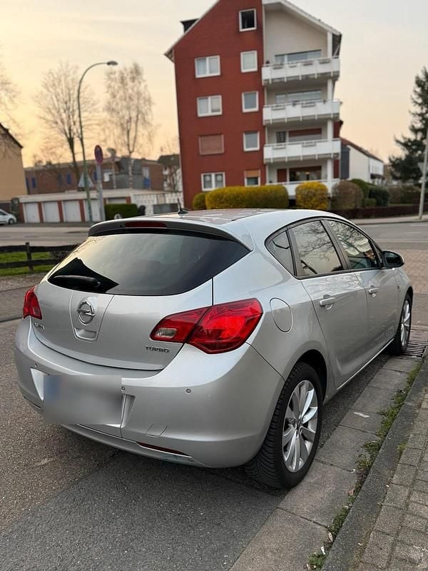 Second-hand Opel Astra 140 CP (102 kW) 2012 Argintiu Berlinǎ