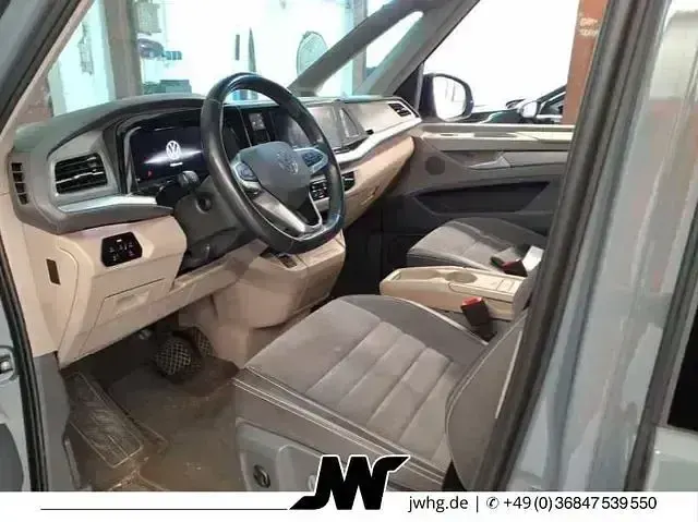 Gebraucht VW Multivan 150 PS (110 kW) 2024 Pure grey Van / Kleinbus