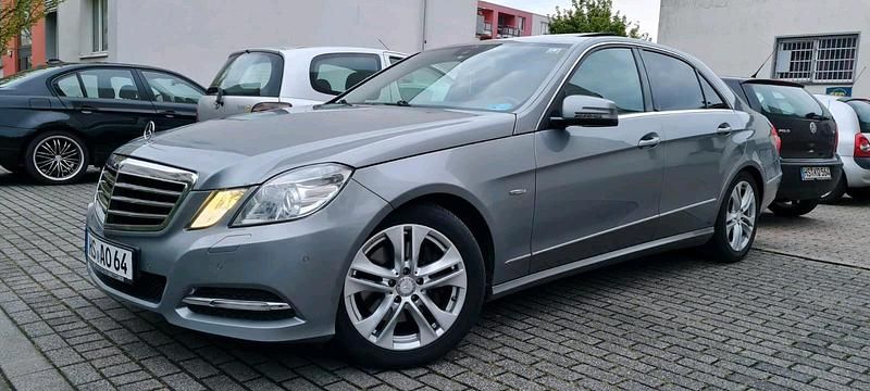 Grau Gebraucht 2011 Mercedes E300 Limousine | 9.500 € (Fairer Preis) - Bild 1/4