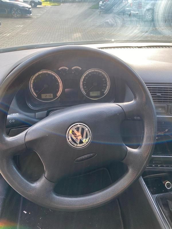 Schwarz Gebraucht 2001 VW Golf IV Edition Kleinwagen | 450 € (Superpreis) - Bild 1/4