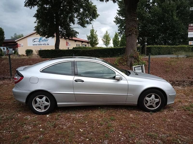 Silber Gebraucht 2004 Mercedes C200 Classic Coupé | 2.700 € (Fairer Preis) - Bild 1/4