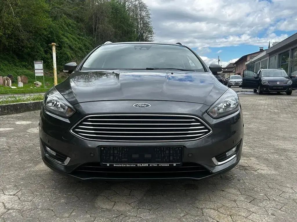 Gebraucht Ford Focus Titanium 125 PS (91 kW) 2016 Grau Limousine