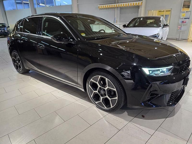 Schwarz perla nera/ty (metallic) Gebraucht 2024 Opel Astra Limousine | 28.900 € (Teuer) - Bild 1/4