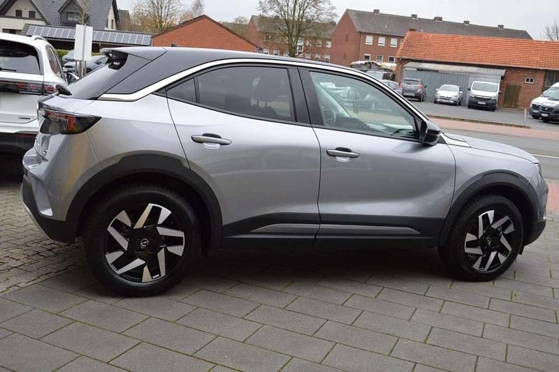 Gebraucht Opel Mokka-e Elegance 100 kW (136 PS) 2022 Kontrast grauquarz silber (metallic) SUV