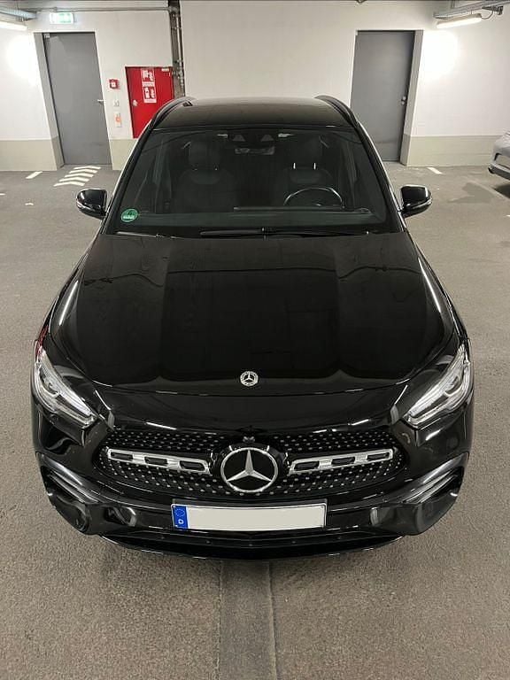 Schwarz Gebraucht 2021 Mercedes GLA200 AMG line SUV | 30.000 € (Fairer Preis) - Bild 1/4